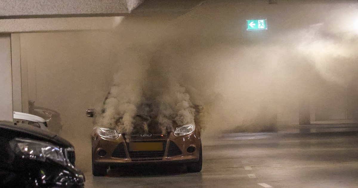 Parkeergarage vol rook door brandende auto in Amersfoort
