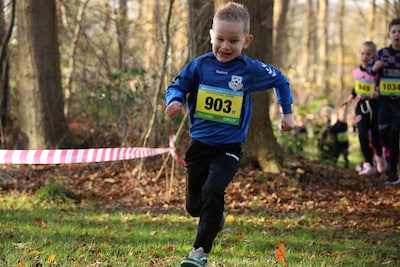 Oostermaetloop in Lettele krijgt Sinterklaas-tintje: pieten helpen met de warming-up