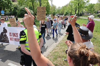 Tientallen vrouwen lopen mee in mars tegen asielopvang in Apeldoorn (en er is ook een tegengeluid)