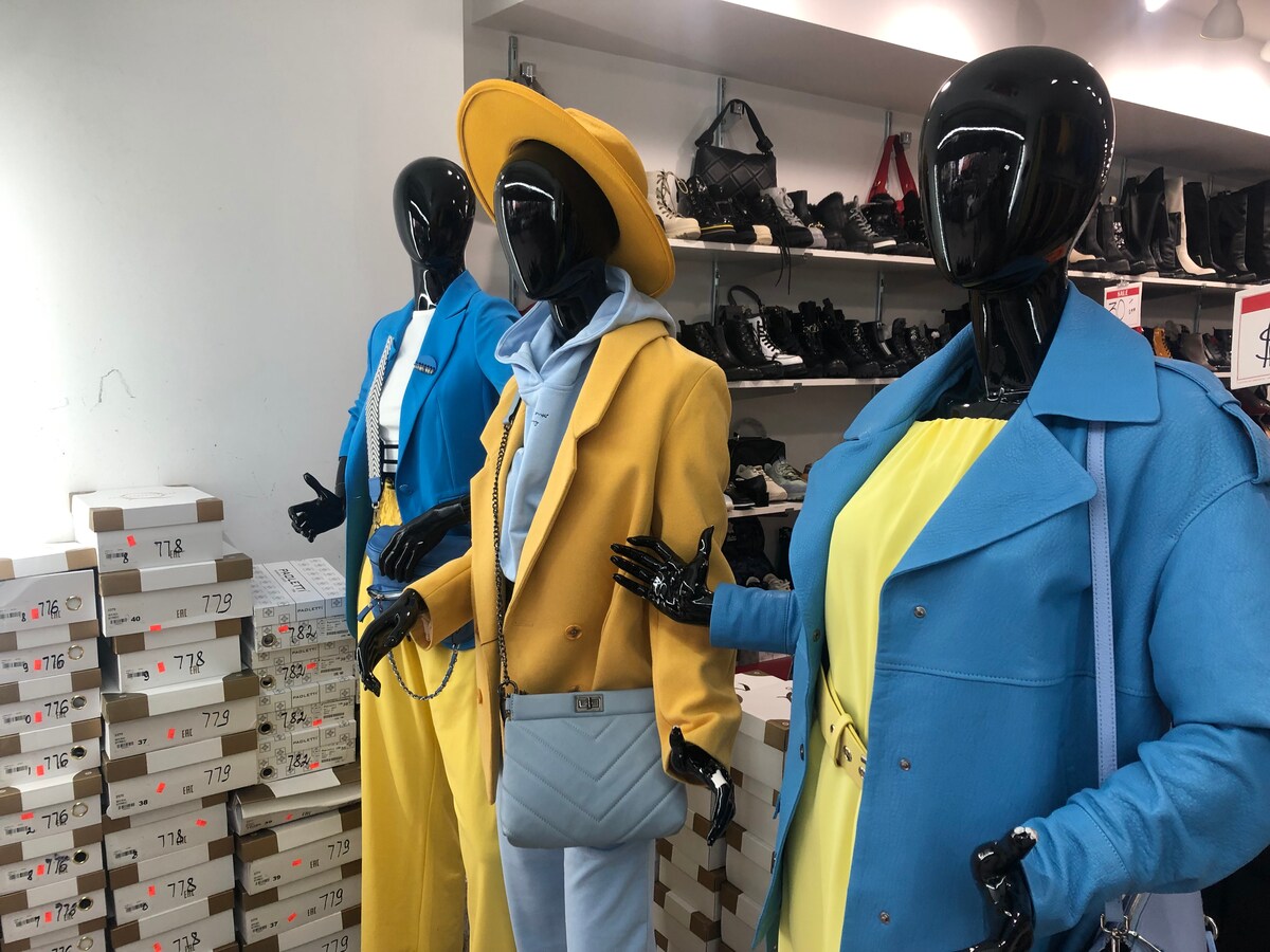 Etalage van een damesmodezaak in Brighton Beach.