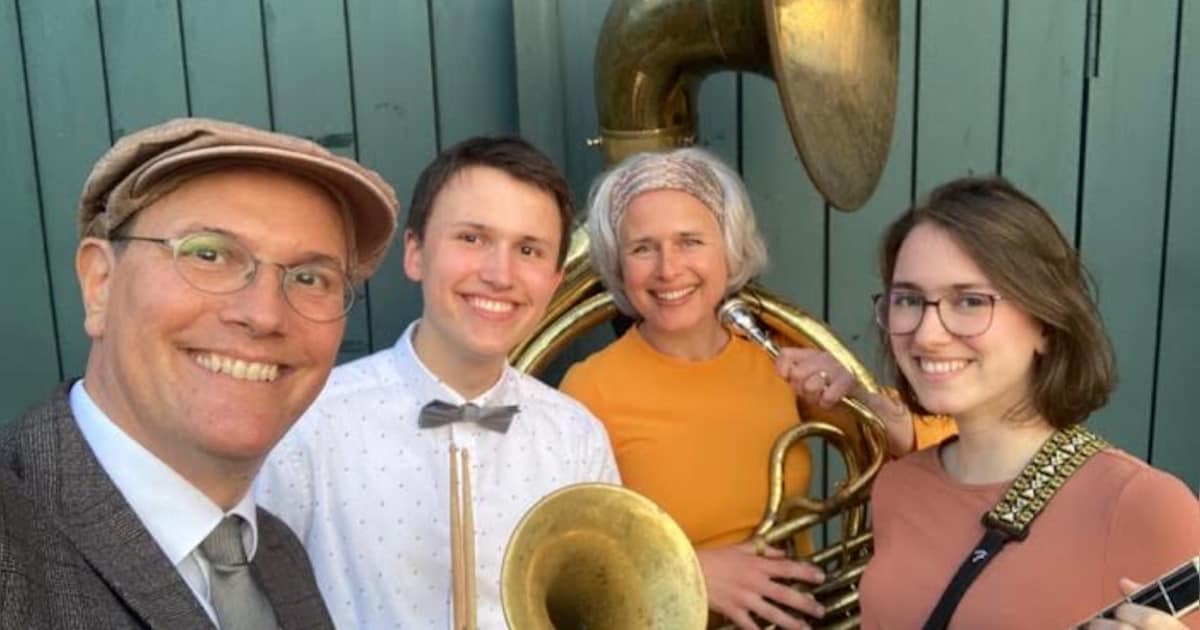 Vrolijke jazz door beiaard en band te horen op de straten van Lochem
