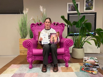 Ida en Eva winnen voorleeswedstrijd van gemeente Dalfsen