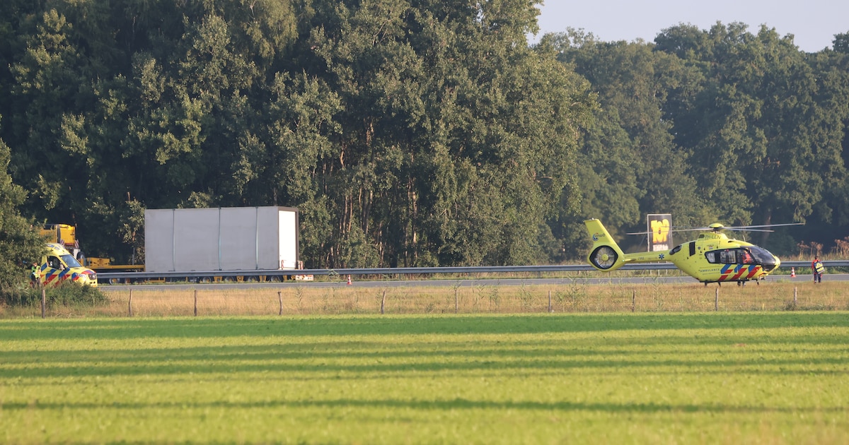 Ongeluk op A1 bij Deventer, traumahelikopter landt naast snelweg.