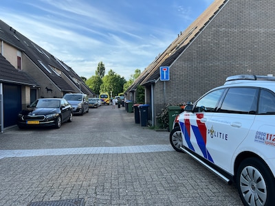 Bewoner gestoken bij voordeur in Lelystad, politie zoekt verdachte