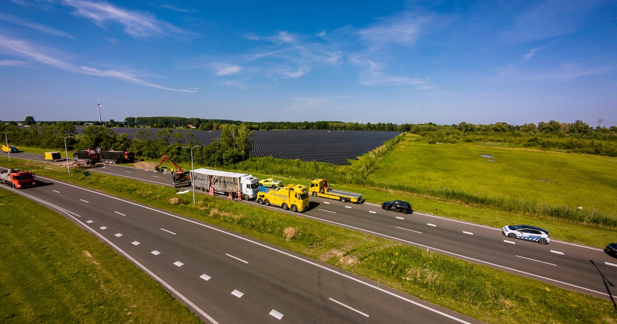 Vrachtwagen belandt op zijkant op Ganzenweg in Zeewolde, weg na uren weer vrij