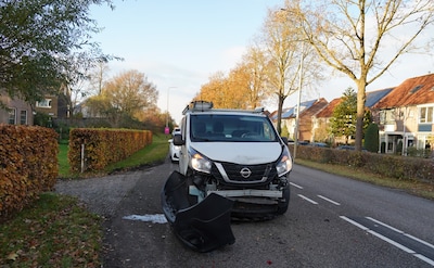 Busje en auto botsen in Zwolle, één bestuurder naar het ziekenhuis