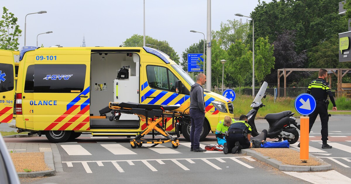 Automobilist schept scooterrijder op rotonde in Liendert
