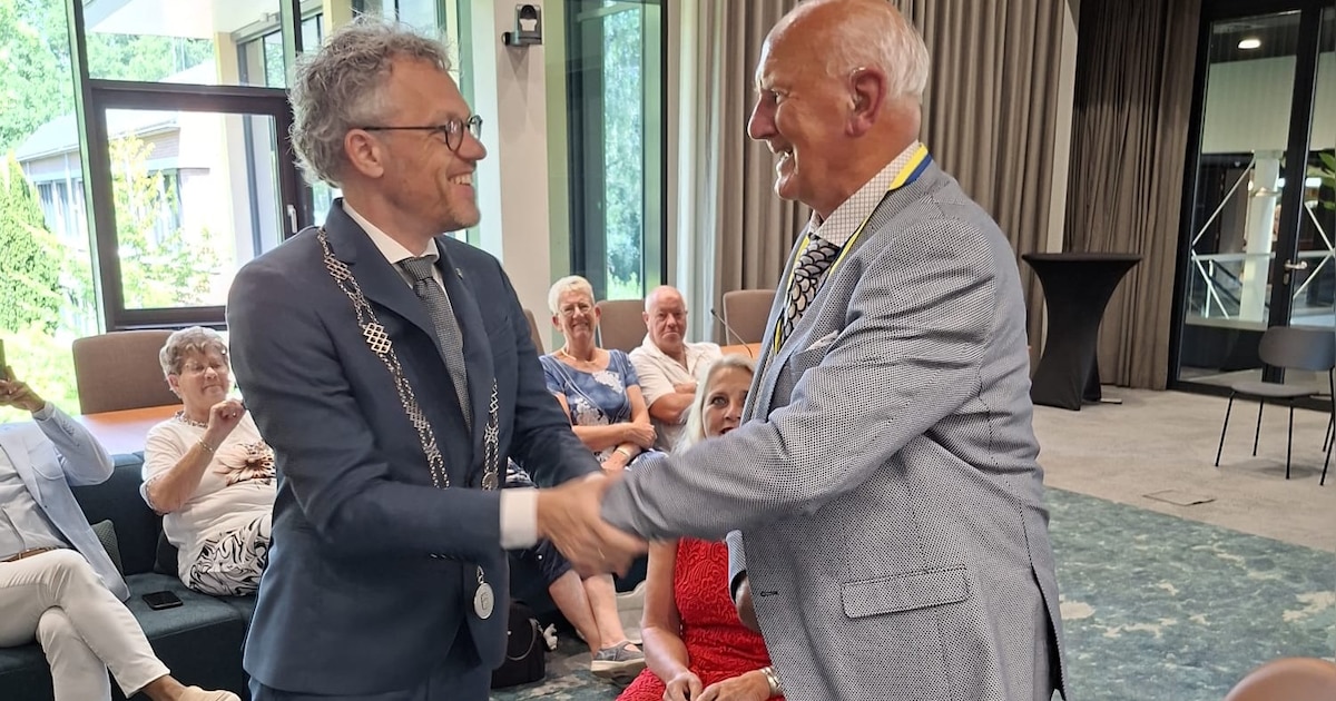 Historicus Peter Yska ontvangt Zilveren Pauw van gemeente Ermelo