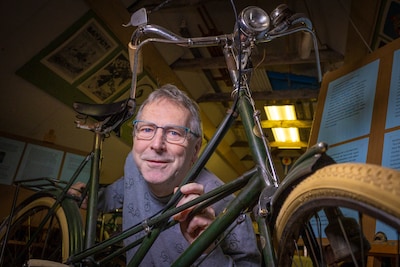 Een eigen museum met oude fietsen; ‘Opknappen, muziekje erbij, heerlijk!’