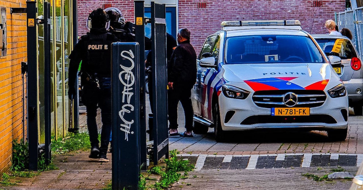 Man gooit vanaf balkon messen naar vrouw: arrestatieteam komt in actie ...