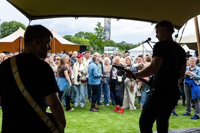 Terwijl festivals overal omvallen, viert Random Live zijn vi
