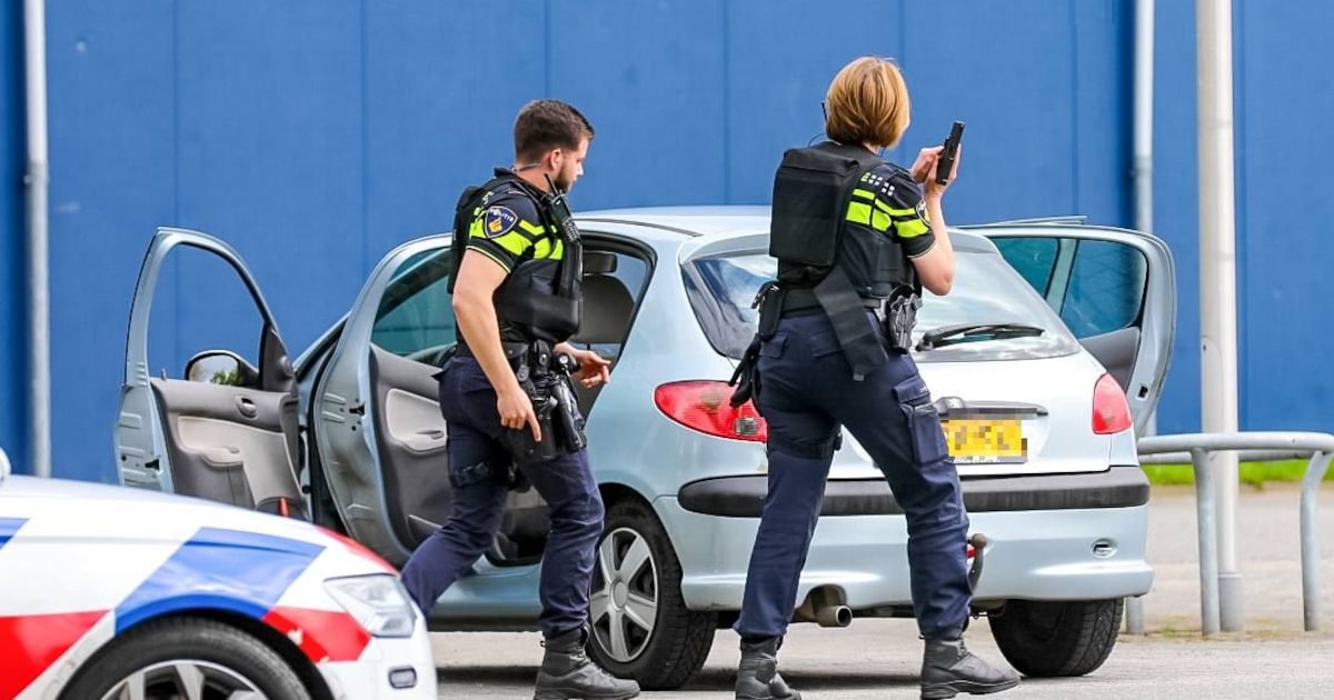 Agenten halen met getrokken wapens inzittenden uit auto bij Praxis na ...