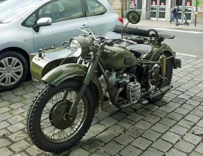 Dolf rijdt op oude motoren en merkt door zijn zijspan hoe de wereld verandert