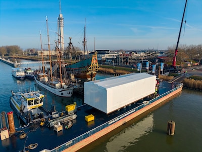 LIVE | IJsselkogge door sluis bij Lelystad • Dit is waarom het schip volledig is ingepakt