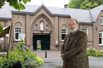 Tien jaar na vertrek monniken mikt dit klooster op steeds me