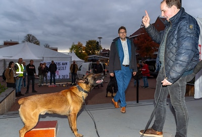 Politiehondenvereniging Roda protesteert bij gemeentehuis Epe: ‘Dit is in het verleden nog nooit gezegd’