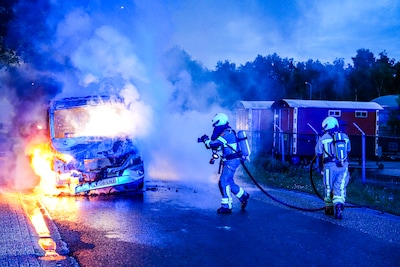 Bedrijfswagen vliegt in brand in Schoonebeek