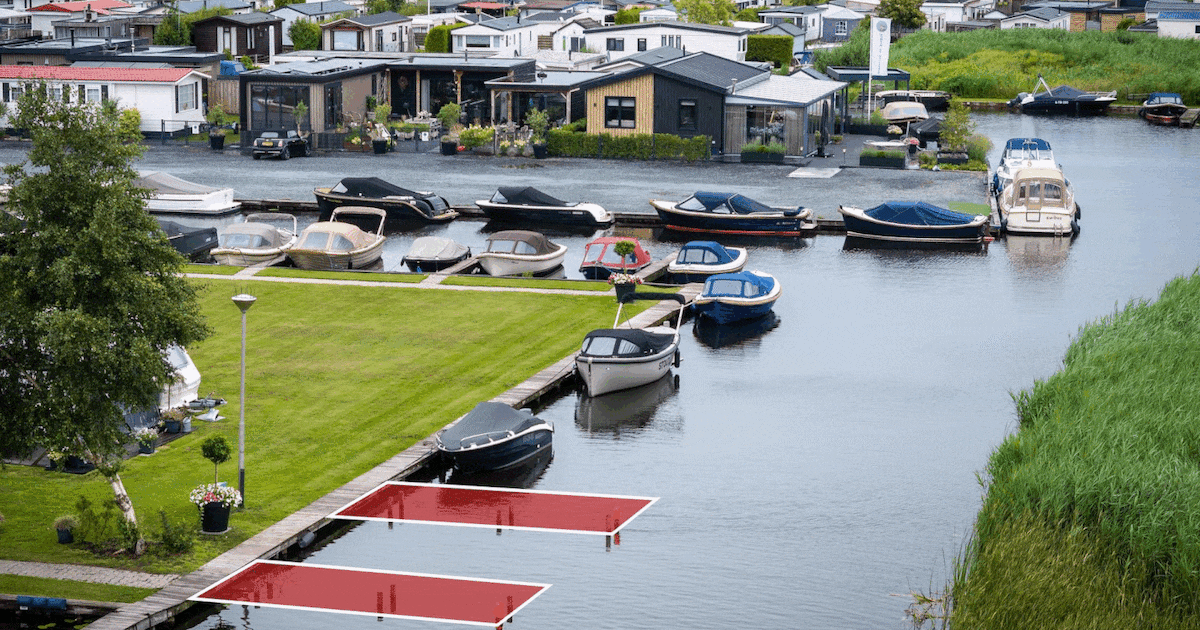 Voordat deze aanlegsteigers af zijn, moet de eigenaar ze alweer afbreken