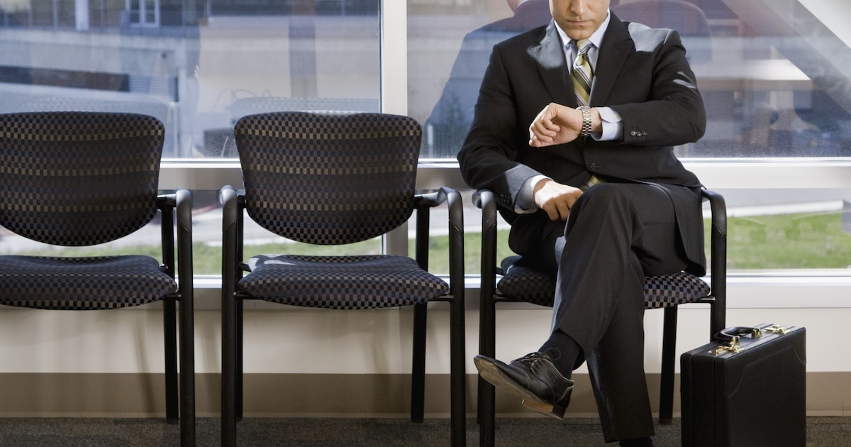 Als een dode kever rolt hij op zijn rug, armen en benen omhoog