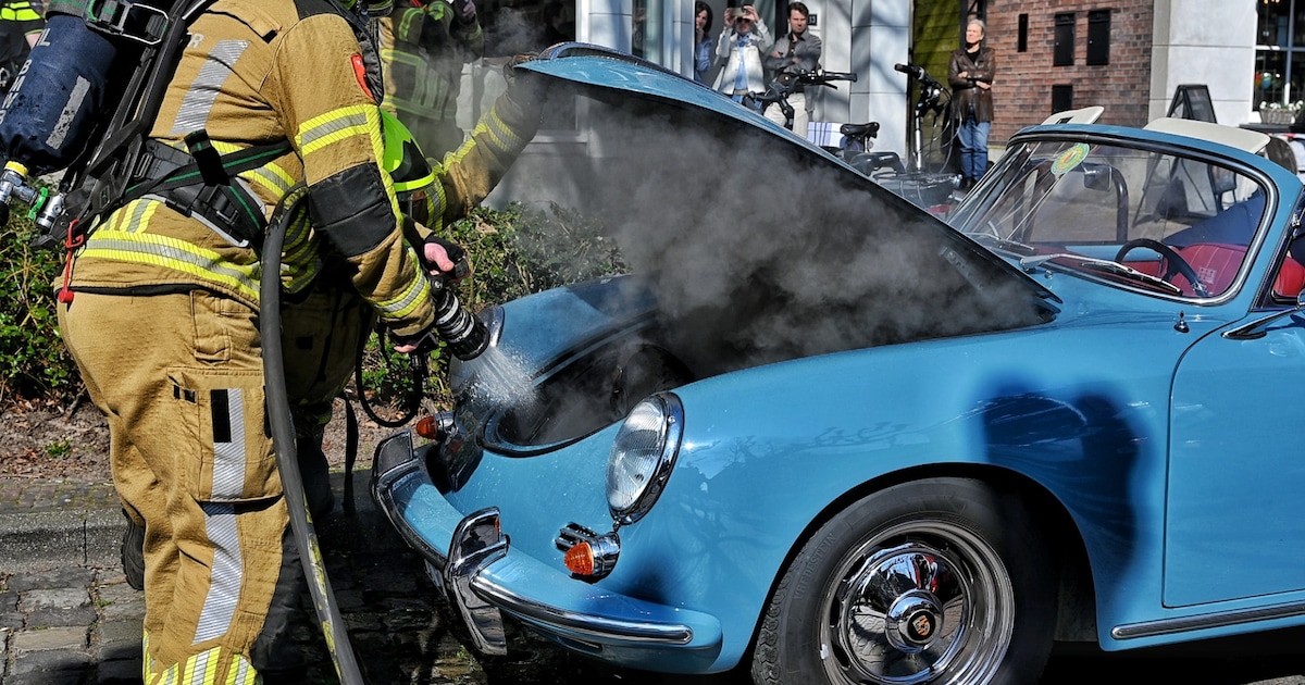 Eerste lenteritje met oude Porsche verandert als man zijn wagen parkeert: zwarte rookwolken onder de