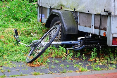 Aanhanger schiet los van voertuig en raakt fietser in Amersfoort: slachtoffer zwaargewond