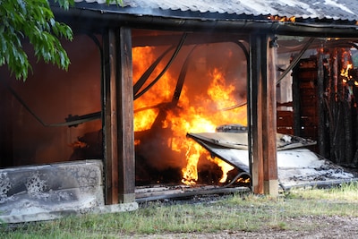 Grote brand verwoest schuur in Wapenveld, ook elektrische auto’s overleven vlammen niet