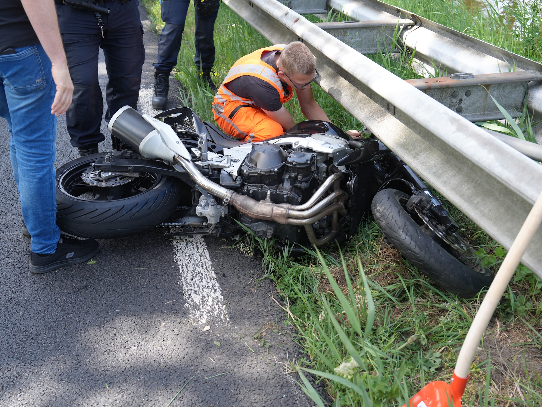 Motor klem onder vangrail in Meppel, bestuurder gewond naar ziekenhuis
