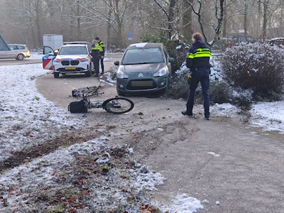 Auto raakt in slip en schept twee fietsers in Gaanderen