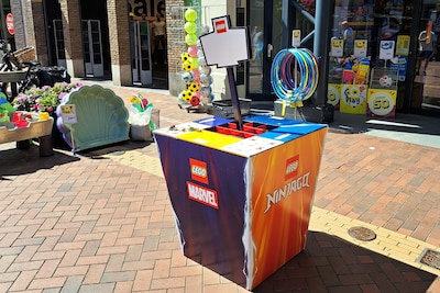 Hier in Almelo kun je gratis op straat met Lego bouwen
