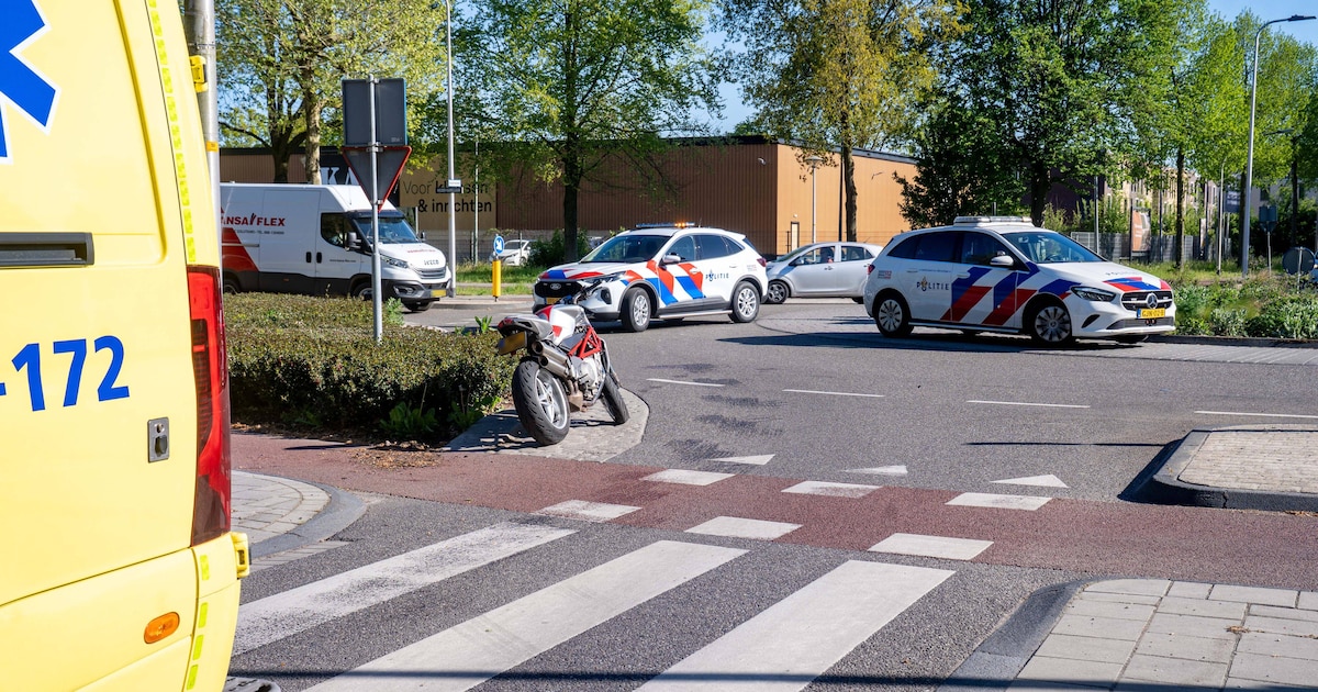 Twee aanrijdingen na elkaar bij rotondes op Keizer Karellaan Deventer