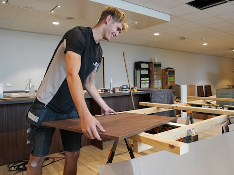 Interieurbouwers zijn druk bezig met het gereedmaken van het eerste van vier nieuwe asielopvangcentra in Nijkerk, aan de Beurtschipper.