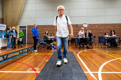 Tientallen senioren lopen over een slimme mat: ‘De kunst is om mensen uit de stoel te krijgen’