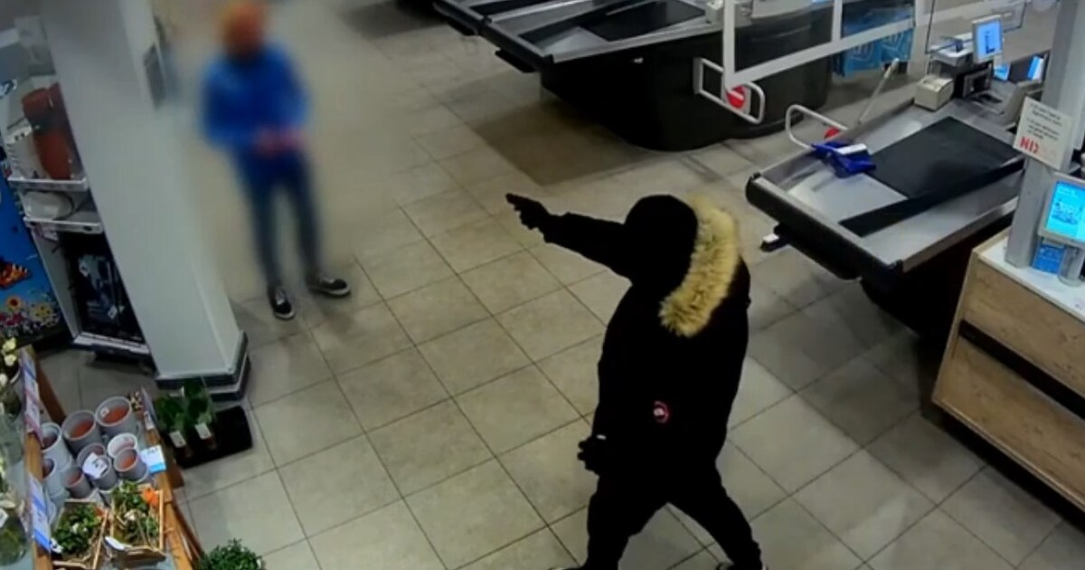 Politie deelt beelden van gewapende overvaller in supermarkt op de Flora in Deventer Colmschate