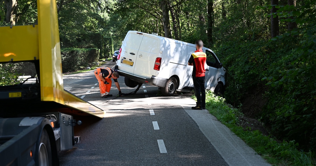 Pakketbezorger belandt in droge sloot in Terschuur