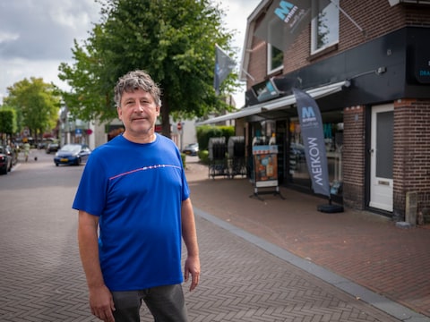 Arjan Berends, eigenaar van slijterij Mitra in Wierden, vreest dat hij zijn winkel moet sluiten tijdens de tweede kermis van het jaar. 