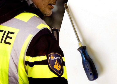 Serie-inbreker loopt door schroevendraaier tegen de lamp, OM eist 15 maanden cel