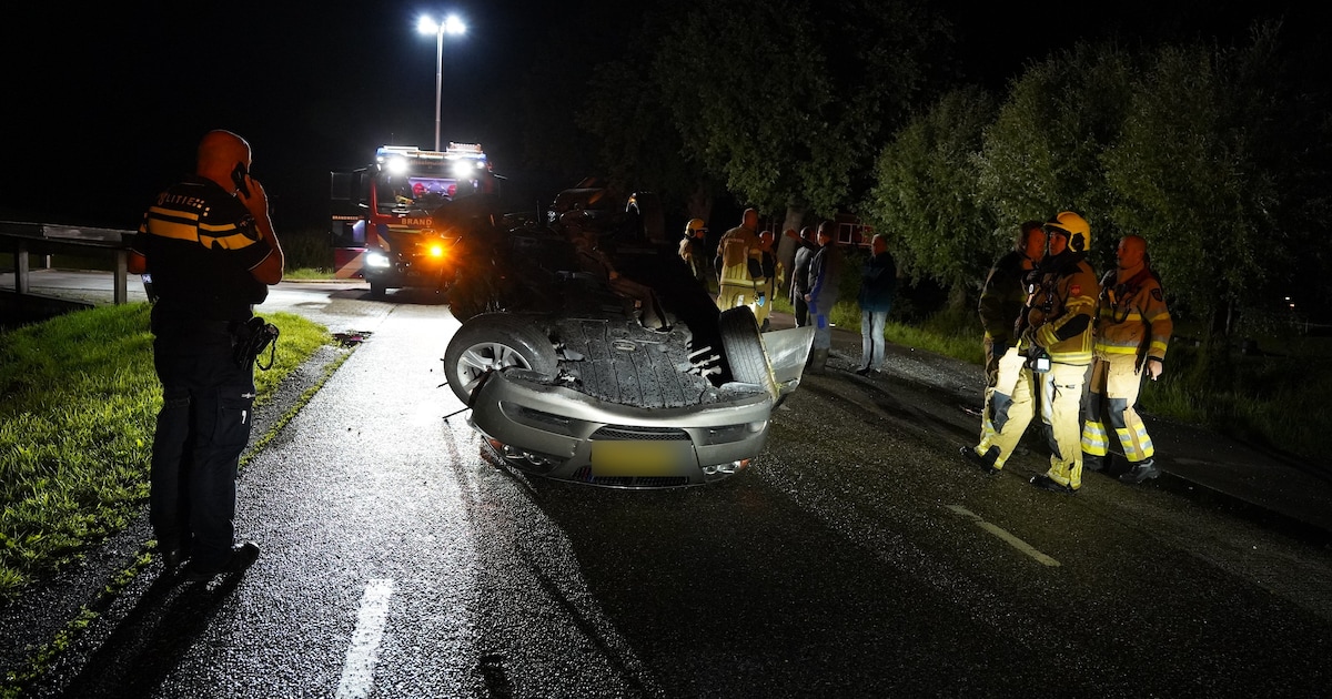 Automobilist met spoed naar ziekenhuis na zware crash tegen boom in Mastenbroek