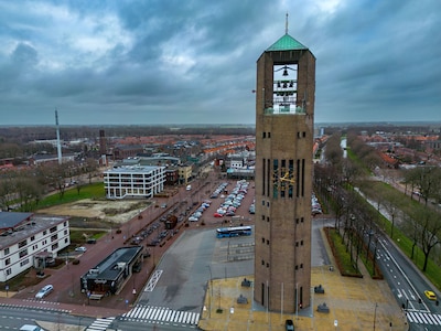 Man (19) klimt midden in de nacht in 65 meter hoge Poldertoren: ‘Kicken’