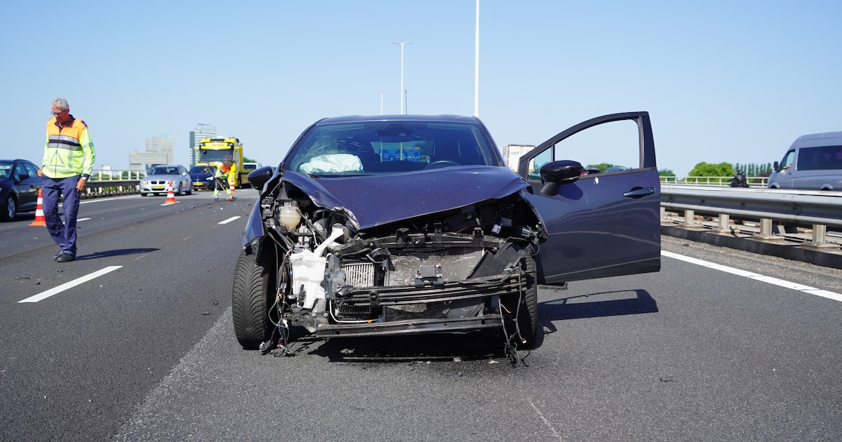 Verkeerschaos in en rond Zwolle na botsing met vrachtwagen op A28