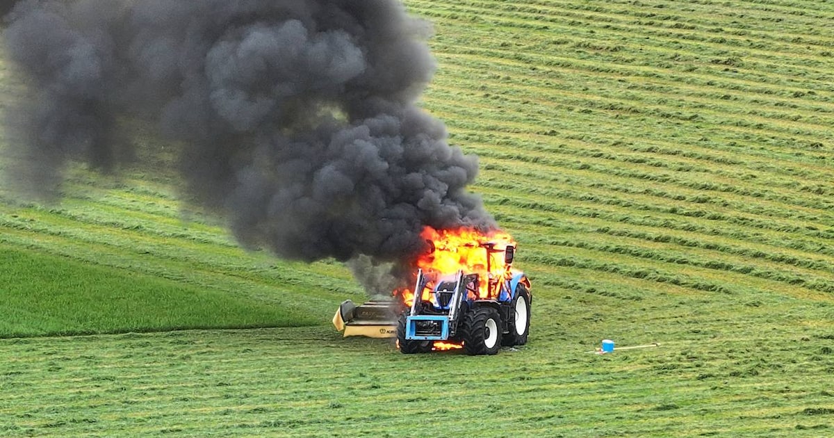 Tractor brandt volledig uit tijdens maaiwerk in Ooij