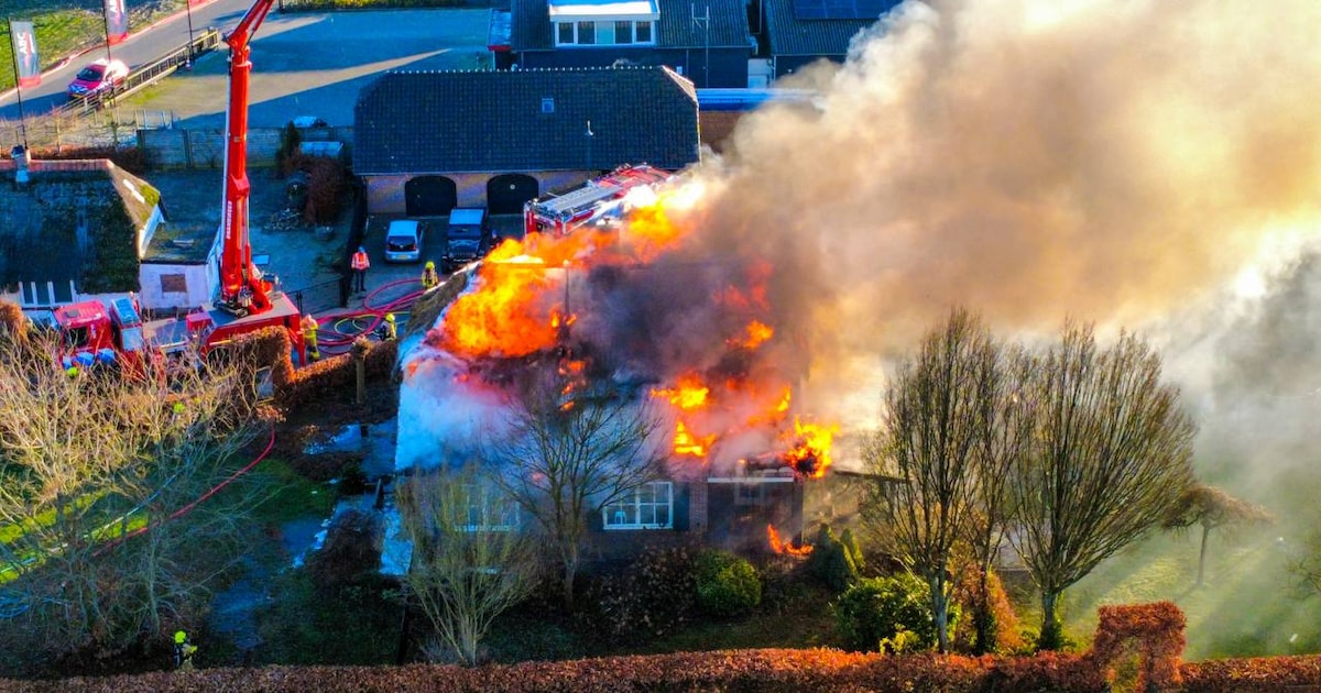 Woning met rieten kap verwoest door brand in Heerde: ‘Verschrikkelijk voor gezin’