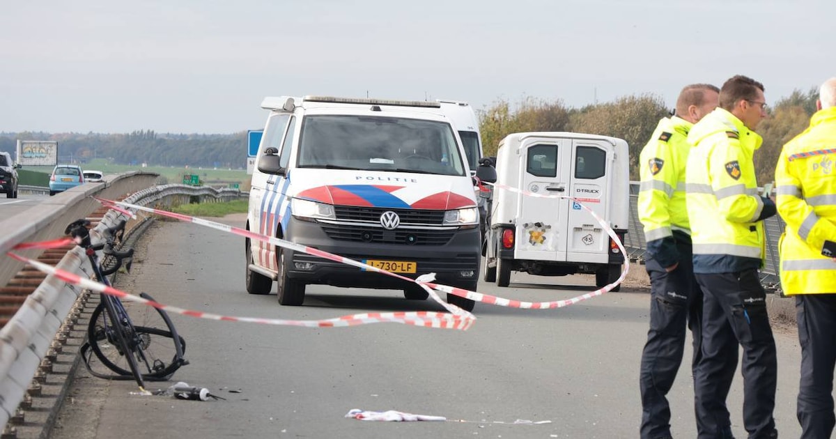 Wielrenner botst met brommobiel en raakt zwaargewond
