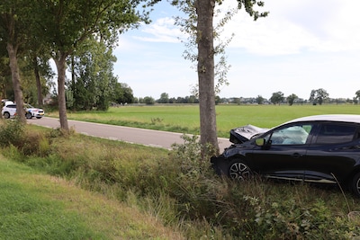 Auto rijdt tegen boom in Barneveld: drie gewonden