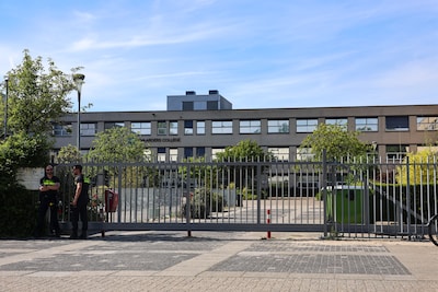 Almeerse school roept in mail op ‘kalmte te bewaren’, paar uur later staat er veel politie