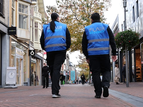 De beveiligers houden deze winter extra toezicht in de Apeldoornse binnenstad.