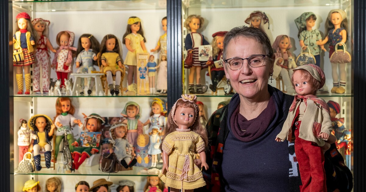Handwerkfanaat Catharina uit ’t Harde naait liever, dan dat ze haar poppenverzameling verkleedt