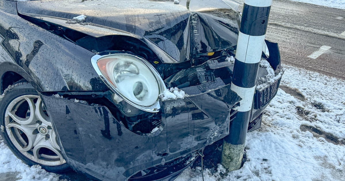 Glijpartij op afrit van A1 bij Amersfoort: pas tegen het stoplicht staat de auto stil