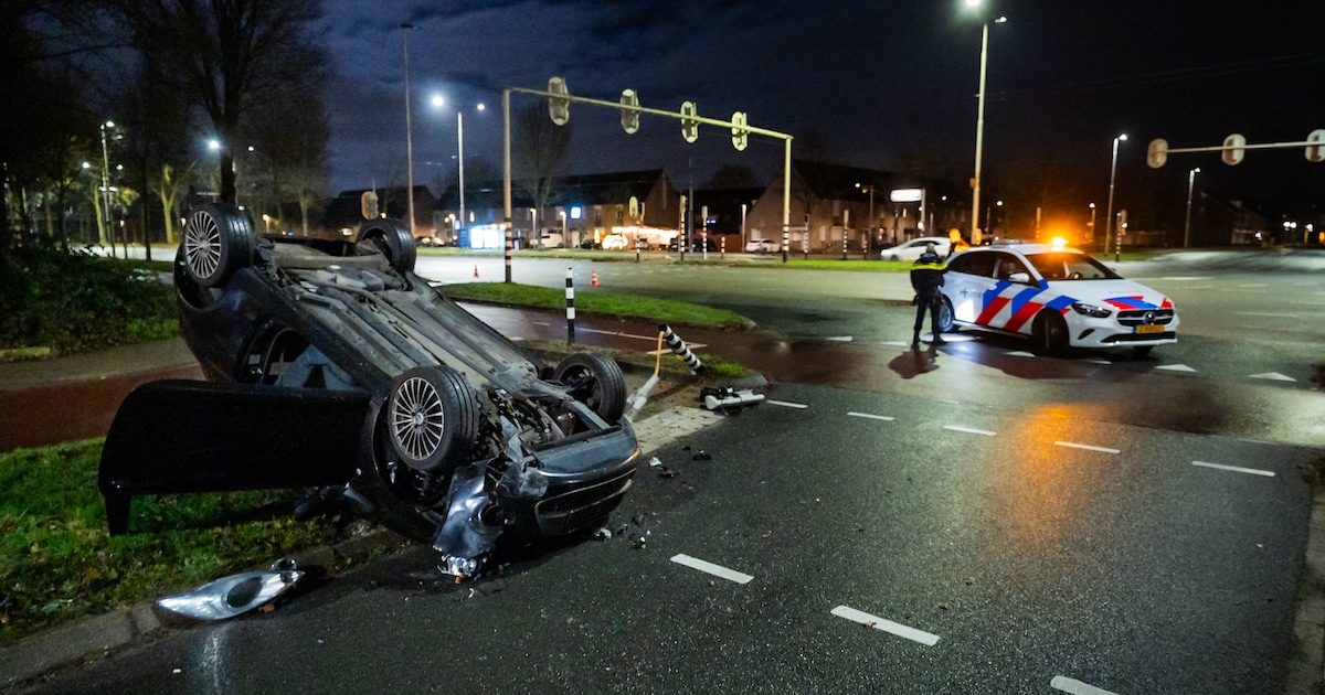 Auto slaat over de kop op kruising in Arnhem