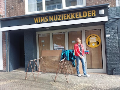 Wims Muziekkelder loopt onder water en Irma sluit zich op in het toilet: ‘Gelukkig had ik een rol Me