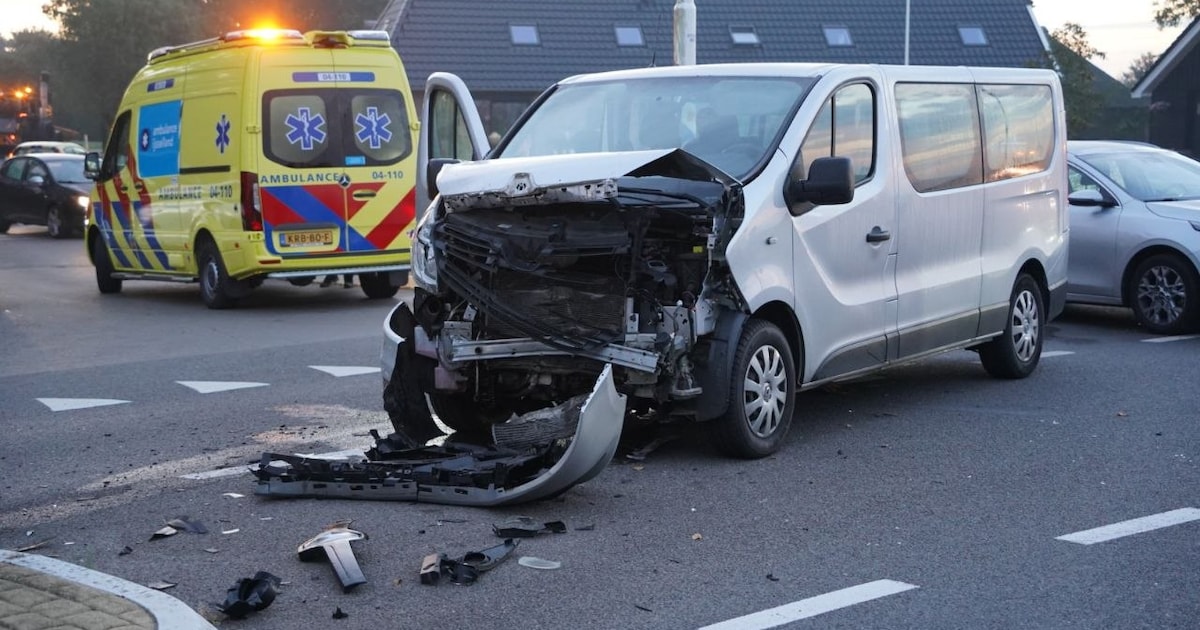 Bestelbus flink beschadigd na botsing met auto in Vollenhove
